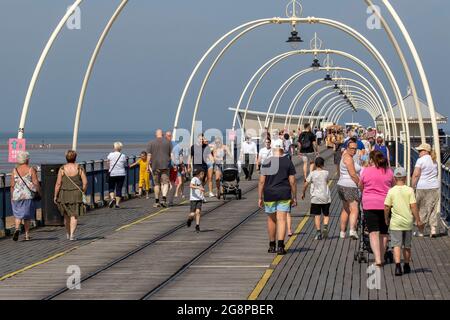 Famiglie che camminano sul molo a Southport, Merseyside. UK Weathear, LUGLIO 2021. Il sole e le mode estive, la gente che promenade, camminando fuori mentre le temperature raggiungono 30C sulla costa nord-occidentale. Credit; MediaWorldImages/AlamyLiveNews Foto Stock