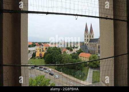 Halberstadt, Germania. 22 luglio 2021. Vista sulla Cattedrale di Halberstadt. Nella Chiesa Martini, due portieri hanno assunto i loro doveri. Jens Pforte e Bianca Groß guidano i visitatori e gli ospiti una volta al mese, nei giorni festivi e su appuntamento al di fuori degli orari di apertura, fino a 128 scalini per la torre. Dalla piattaforma di osservazione, i visitatori possono godere di una vista della città e imparare tutti i tipi di fatti storici lungo il tragitto. Bianca Groß è la prima custode femminile dal 1945. Credit: Fahren/dpa-Zentralbild/ZB/dpa/Alamy Live News Foto Stock