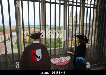 Halberstadt, Germania. 22 luglio 2021. Vista sulla Cattedrale di Halberstadt. Nella Chiesa Martini, due portieri hanno assunto i loro doveri. Jens Pforte e Bianca Groß guidano i visitatori e gli ospiti una volta al mese, nei giorni festivi e su appuntamento al di fuori degli orari di apertura, fino a 128 scalini per la torre. Dalla piattaforma di osservazione, i visitatori possono godere di una vista della città e imparare tutti i tipi di fatti storici lungo il tragitto. Bianca Groß è la prima custode femminile dal 1945. Credit: Fahren/dpa-Zentralbild/ZB/dpa/Alamy Live News Foto Stock