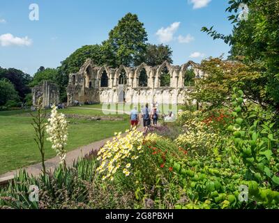 Rovine di St Marys Abbey in Museum Gardens in estate York Yorkshire Inghilterra Foto Stock