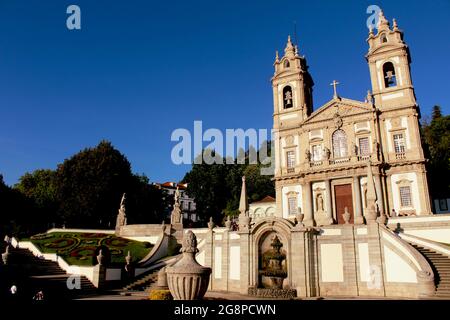 Il bellissimo Santuario barocco di Bom Jesus de Matosinhos, patrimonio dell'umanità dell'UNESCO a Braga, Portogallo Foto Stock