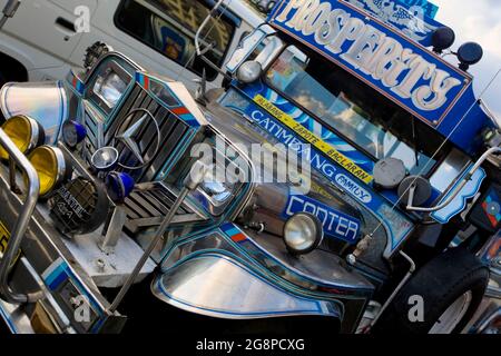 Jeepney il traffico nel centro di Manila, Filippine, Sud-est asiatico, in Asia Foto Stock