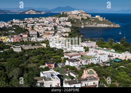 Veduta aerea, Marina di Corricella, Borgo dei pescatori, villaggio di pescatori, isola di Procida, Campania, Italia, Europa Foto Stock