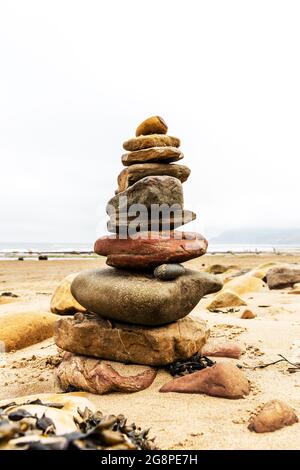 Balancing Act, Rock Cairn, Robin Hoods Bay, Yorkshire, Regno Unito, Inghilterra, bilanciamento del rock, rocce bilanciate, pietre bilanciate, cairn, cairns, metafora, vita, Foto Stock