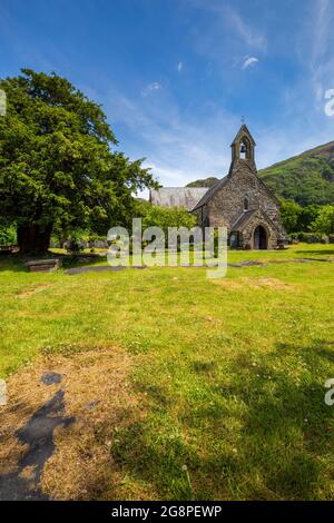 La Chiesa di Santa Maria a Beddgelert nel Parco Nazionale di Snowdonia, Galles del Nord Foto Stock