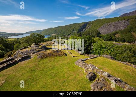 Le fondamenta delle torri e degli edifici in rovina del castello di Dolbadarn con Llyn Padarn sullo sfondo, Gwynedd, Galles del Nord Foto Stock