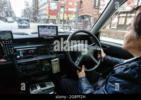 Sapporo, Giappone-Dicembre 26,2017: Immagine di un taxi giapponese interno completo di GPS e misuratore di distanza nella città di Sapporo Hokkaido Giappone durante i mari invernali Foto Stock