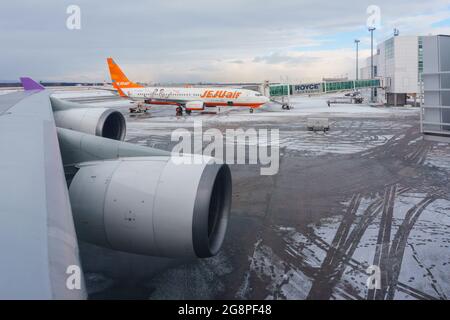 New Chitose, Hokkaido, Japan-December 28, 2017 : Vista immagine dalle finestre dell'aereo dell'ala dell'aereo di Thai Airways Boeing 777-300ER in New Chitose Air Foto Stock