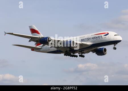 Un Airbus A380 che vola per British Airways arriva all'aeroporto di Londra Heathrow Foto Stock