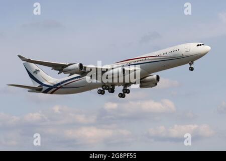 Un Airbus A340 gestito dalla forza di difesa Umbutfo Eswatini (Governo dello Swaziland) arriva all'aeroporto di Londra Heathrow Foto Stock