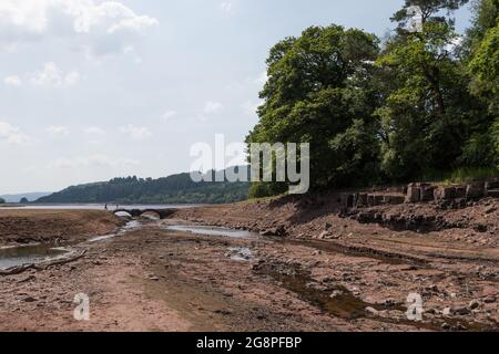 Llwyn Onn Reservoir, Merthyr Tydfil, Galles del Sud, Regno Unito. 22 luglio 2021. Tempo nel Regno Unito: I livelli dell'acqua continuano a scendere in questo serbatoio mentre l'onda di calore continua. Credit: Andrew Bartlett/Alamy Live News. Foto Stock