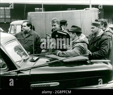 Das Bild zeigt Günter Gräwert, einen deutschen Regisseur, bei den Dreharbeiten der Serie 'Ein Fall für Titus Bunge'. Foto Stock