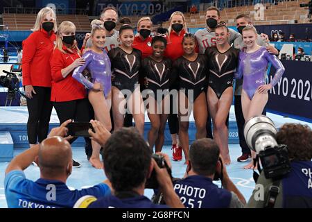 Tokyo, Giappone. 22 luglio 2021. La squadra di ginnastica femminile degli Stati Uniti posa per una foto di gruppo dopo la sessione di pratica al Centro di ginnastica Ariake prima dell'inizio dei Giochi Olimpici di Tokyo, Giappone, giovedì 22 luglio 2021. Foto di Richard Ellis/UPI. Credit: UPI/Alamy Live News Foto Stock