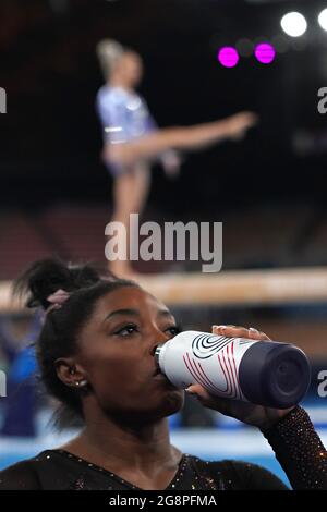 Tokyo, Giappone. 22 luglio 2021. Il ginnasta statunitense Simone Biles, fa una pausa acquatica mentre il compagno di squadra Mykayla Skinner pratica il raggio di bilanciamento presso il Centro di ginnastica Ariake prima dell'inizio dei Giochi Olimpici di Tokyo, Giappone, giovedì 22 luglio 2021. Foto di Richard Ellis/UPI. Credit: UPI/Alamy Live News Foto Stock