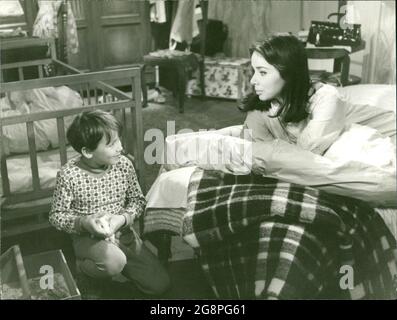 Doris (Monika Peitsch) ist wieder zu ihren Eltern zurückgekehrt, aber nun tauchen neue Probleme auf. Das Zusammenleben von dienstleisten auf so engem Raum ist schwierig. Besonders die Erziehung ihres Sohnes, der sich sehr zu den Großeltern hingezegen fühlt, bereitet Doris große Sorgen. (Monika Peitsch, Michael Hornauf) Foto Stock