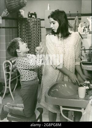 Bei Wichmanns hängt seit geraumer Zeit der Haussegen schief und Doris ist wieder zu ihren Eltern zurückgekehrt. Wenn sie auch froh ist, wieder zu Hause sein zu können, so bringt das Zusammenleben von vier Generationen auf so engem Raum seine eigenen Probleme mit sich, und die Erziehung des Sohnes, der sich mehr zu den Großeltern hingezeggen fühlt, weil ihn mehr, schwird verwöhnen. (Monika Peitsch und Michael Hornauf). Foto Stock