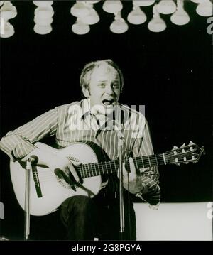 Dieter Süverkrüp singt: 'Lied vom nutzen' und zwei andere Titel. Foto Stock