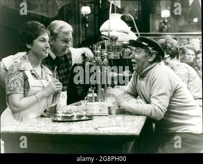 Die Gäste wie immer von Hilde sicks und Ernst Grabe als Wirtsehepaar. Rechts: Addi Münster Foto Stock