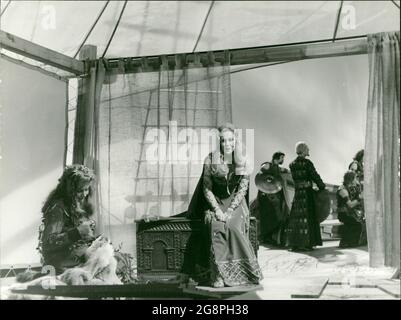 Szenfeto zum Fernsehfilm 'Auf den Spuren von Richard Wagners Tristan und Isolde': Auf dem nach Cornwall steuernden Schiff offenbart Isolde ihrer Vertrauten Brangäne, è stato ihr Herz bewegt. Einst sei Morold, ihr Verlobter, nach Cornwall gezogen, um den fälligen Zins zu fordern, im Kampf aber von Tristan getötet worden. Und eben dieser Tristan sei nun vom König Marke als Brautwerber zu ihren Eltern geschickt worden. Das empfindet sie als grimmigen Hohn, der lodernden Liebeshass in ihr entzündet hat. v.l.: (Brangäne: Inger Paustian für Blanche Thebom, Isola: Kari Lövaas für Kirsten Flagstad) Foto Stock