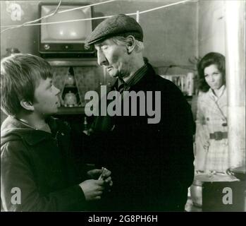 'Die Sache mit Kraske'. (Michael Poliza) hat für den alten Kraske (Camillo Gadiel) eingekauft. Da kommt die Journalistin Renate Albrecht (Marianne Koch) und bringt für den alten Rentner eine freudige Nachricht mit. Foto Stock