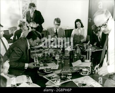 'Die Sache mit Kraske'. Dicke Luft in der Redaktion der Hamburger Zeitschrift "Prisma". für diese Illustrierte arbeitet Renate Albrecht (Marianne Koch). Vorn rechts: Chefredakteur Becker (Wolfram Schaerf) Foto Stock