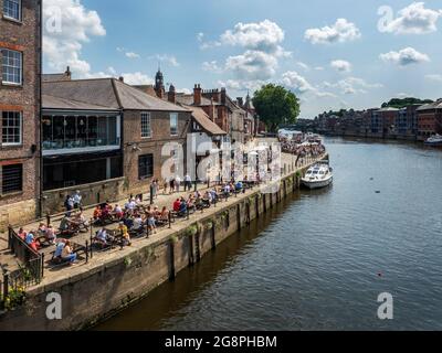 Affollato Kings Staith sul fiume Ouse in una calda giornata estiva nello York Yorkshire Inghilterra Foto Stock