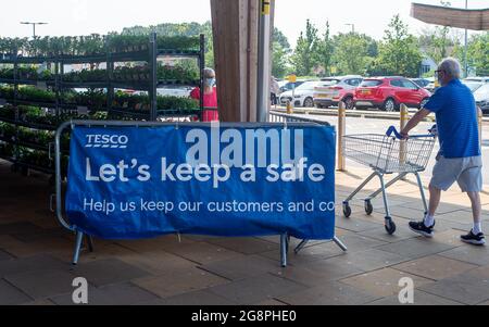 Taplow, Buckinghamshire, Regno Unito. 22 luglio 2021. La stragrande maggioranza delle persone che questa mattina andavano al supermercato Tesco indossava maschere facciali. Anche se le maschere facciali non sono più obbligatorie nei negozi a seguito di Boris Johnson che sollevano il blocco Covid-19 il lunedì, molte persone continuano a portarle come il numero di casi positivi Covid-19 spirale fuori controllo ancora una volta. Credit: Maureen McLean/Alamy Live News Foto Stock