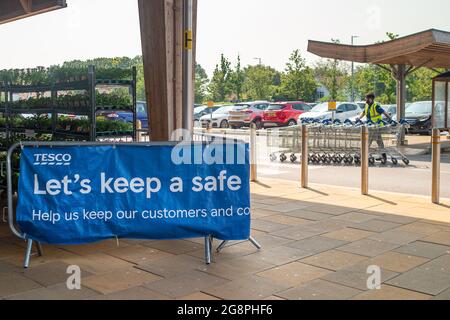 Taplow, Buckinghamshire, Regno Unito. 22 luglio 2021. La stragrande maggioranza delle persone che questa mattina andavano al supermercato Tesco indossava maschere facciali. Anche se le maschere facciali non sono più obbligatorie nei negozi a seguito di Boris Johnson che sollevano il blocco Covid-19 il lunedì, molte persone continuano a portarle come il numero di casi positivi Covid-19 spirale fuori controllo ancora una volta. Credit: Maureen McLean/Alamy Live News Foto Stock