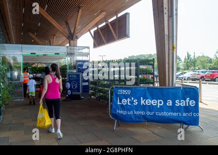 Taplow, Buckinghamshire, Regno Unito. 22 luglio 2021. La stragrande maggioranza delle persone che questa mattina andavano al supermercato Tesco indossava maschere facciali. Anche se le maschere facciali non sono più obbligatorie nei negozi a seguito di Boris Johnson che sollevano il blocco Covid-19 il lunedì, molte persone continuano a portarle come il numero di casi positivi Covid-19 spirale fuori controllo ancora una volta. Credit: Maureen McLean/Alamy Live News Foto Stock