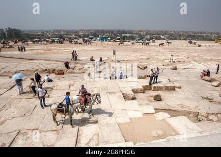 Una vista dalla base della Piramide di Khufu sull'altopiano di Giza che guarda verso il Cairo moderno in Egitto. Foto Stock