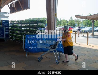 Taplow, Buckinghamshire, Regno Unito. 22 luglio 2021. La stragrande maggioranza delle persone che questa mattina andavano al supermercato Tesco indossava maschere facciali. Anche se le maschere facciali non sono più obbligatorie nei negozi a seguito di Boris Johnson che sollevano il blocco Covid-19 il lunedì, molte persone continuano a portarle come il numero di casi positivi Covid-19 spirale fuori controllo ancora una volta. Credit: Maureen McLean/Alamy Live News Foto Stock