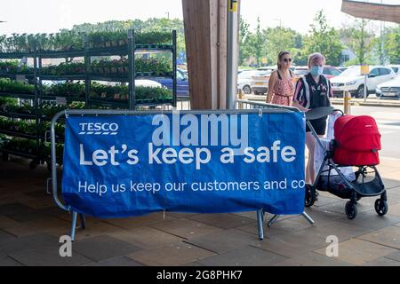 Taplow, Buckinghamshire, Regno Unito. 22 luglio 2021. La stragrande maggioranza delle persone che questa mattina andavano al supermercato Tesco indossava maschere facciali. Anche se le maschere facciali non sono più obbligatorie nei negozi a seguito di Boris Johnson che sollevano il blocco Covid-19 il lunedì, molte persone continuano a portarle come il numero di casi positivi Covid-19 spirale fuori controllo ancora una volta. Credit: Maureen McLean/Alamy Live News Foto Stock