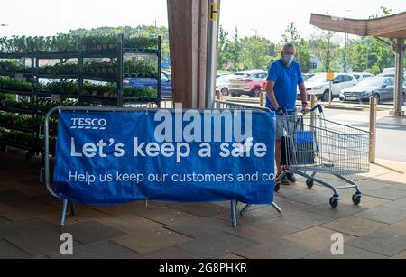 Taplow, Buckinghamshire, Regno Unito. 22 luglio 2021. La stragrande maggioranza delle persone che questa mattina andavano al supermercato Tesco indossava maschere facciali. Anche se le maschere facciali non sono più obbligatorie nei negozi a seguito di Boris Johnson che sollevano il blocco Covid-19 il lunedì, molte persone continuano a portarle come il numero di casi positivi Covid-19 spirale fuori controllo ancora una volta. Credit: Maureen McLean/Alamy Live News Foto Stock