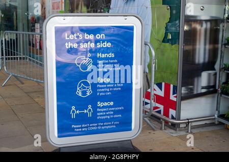 Taplow, Buckinghamshire, Regno Unito. 22 luglio 2021. La stragrande maggioranza delle persone che questa mattina andavano al supermercato Tesco indossava maschere facciali. Anche se le maschere facciali non sono più obbligatorie nei negozi a seguito di Boris Johnson che sollevano il blocco Covid-19 il lunedì, molte persone continuano a portarle come il numero di casi positivi Covid-19 spirale fuori controllo ancora una volta. Credit: Maureen McLean/Alamy Live News Foto Stock