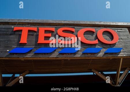 Taplow, Buckinghamshire, Regno Unito. 22 luglio 2021. La stragrande maggioranza delle persone che questa mattina andavano al supermercato Tesco indossava maschere facciali. Anche se le maschere facciali non sono più obbligatorie nei negozi a seguito di Boris Johnson che sollevano il blocco Covid-19 il lunedì, molte persone continuano a portarle come il numero di casi positivi Covid-19 spirale fuori controllo ancora una volta. Credit: Maureen McLean/Alamy Live News Foto Stock