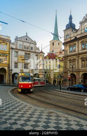 Praga, Repubblica Ceca - 28 giugno 2019: Tram vecchio sulla via di Praga al mattino Foto Stock