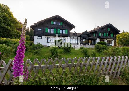 Kladská, Repubblica Ceca - 12 luglio 2021: Rifugio di caccia nel villaggio di Kladská vicino alla città termale di Marianske Lazne (Marienbad) - Repubblica Ceca Foto Stock