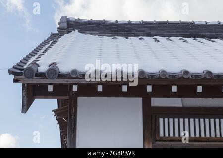 Tetto del tempio giapponese con neve Foto Stock