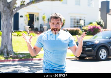 felice uomo unshaven con viso stupito gesturing in sensazione di stupore, sorpresa Foto Stock