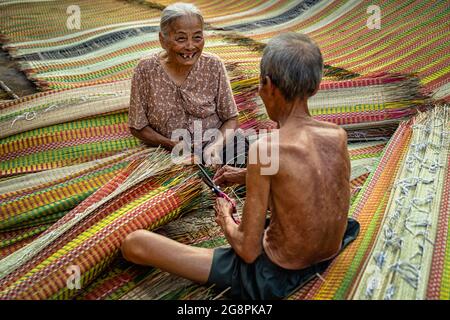 Vista dall'alto del vecchio amante artigiano vietnamita che fa i tappeti tradizionali del vietnam con l'azione di felicità nel vecchio villaggio tradizionale a dinh Yen, dong Foto Stock