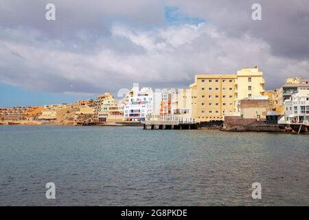 Vista panoramica sulla piccola città costiera e tranquilla località turistica con hotel ed edifici sul lungomare, caffetterie, bar e ristoranti, Tenerife Foto Stock