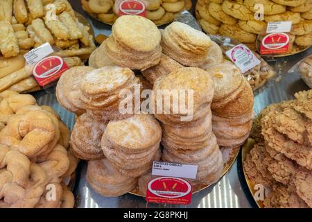 Negozio di panetteria locale situato in una tradizionale sala del mercato alimentare che mostra una grande varietà di dolci tradizionali con nomi e prezzi, Tenerife Foto Stock