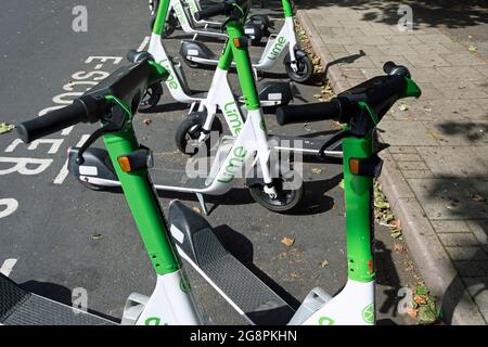 e-scooters forniti dalla società calce e disponibili in affitto durante un periodo di prova nel 2021, in prosciutto, surrey, inghilterra Foto Stock