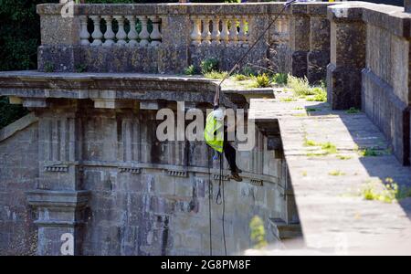 Specialista serveratore di discesa Columba Strachey da Sally Strachey Historic Conservation, lavorando con la beneficenza dei corsi d'acqua The Canal and River Trust, ascelle dallo storico grado i elencato Dundas Aqueduct sul Kennett e Avon Canal vicino Bath, come intraprendere le riparazioni essenziali. Data immagine: Giovedì 22 luglio 2021. Foto Stock