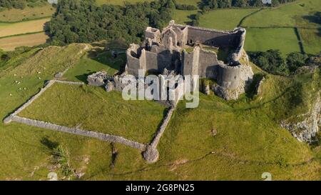 Veduta aerea del castello di Carreg Cennen, (Castell Carreg Cennen), vicino a Llandeilo, Carmarthensshire, Galles, Regno Unito. Foto Stock