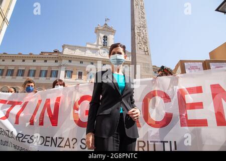 Roma, Italia. 22 luglio 2021. Vice del Partito democratico Laura Boldrini durante flashmob organizzato da Actionaid di fronte al Palazzo Montecitorio di Roma (Foto di Matteo Nardone/Pacific Press) Credit: Pacific Press Media Production Corp./Alamy Live News Foto Stock