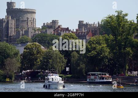 Persone in barca sul Tamigi a Windsor, Berkshire. Un'ondata di caldo che ha fatto cuocere il Regno Unito negli ultimi giorni dovrebbe finire con tempeste in gran parte dell'Inghilterra e del Galles questo fine settimana, i previsori hanno avvertito. Data immagine: Giovedì 22 luglio 2021. Foto Stock