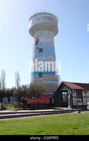 Torre d'acqua e il piccolo treno a vapore della baia di Somme, le Crotoy, Piccardia, Hauts-de-France, Francia Foto Stock