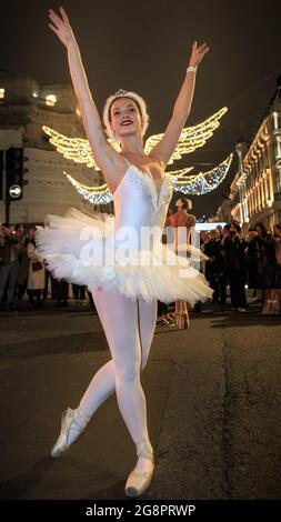 I ballerini di balletto della Black Orchid si esibiscono presso il Regent Street Christmas Lights ‘The Spirit of Christmas’ di Londra, Inghilterra Foto Stock