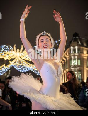 I ballerini di balletto della Black Orchid si esibiscono presso il Regent Street Christmas Lights ‘The Spirit of Christmas’ di Londra, Inghilterra Foto Stock